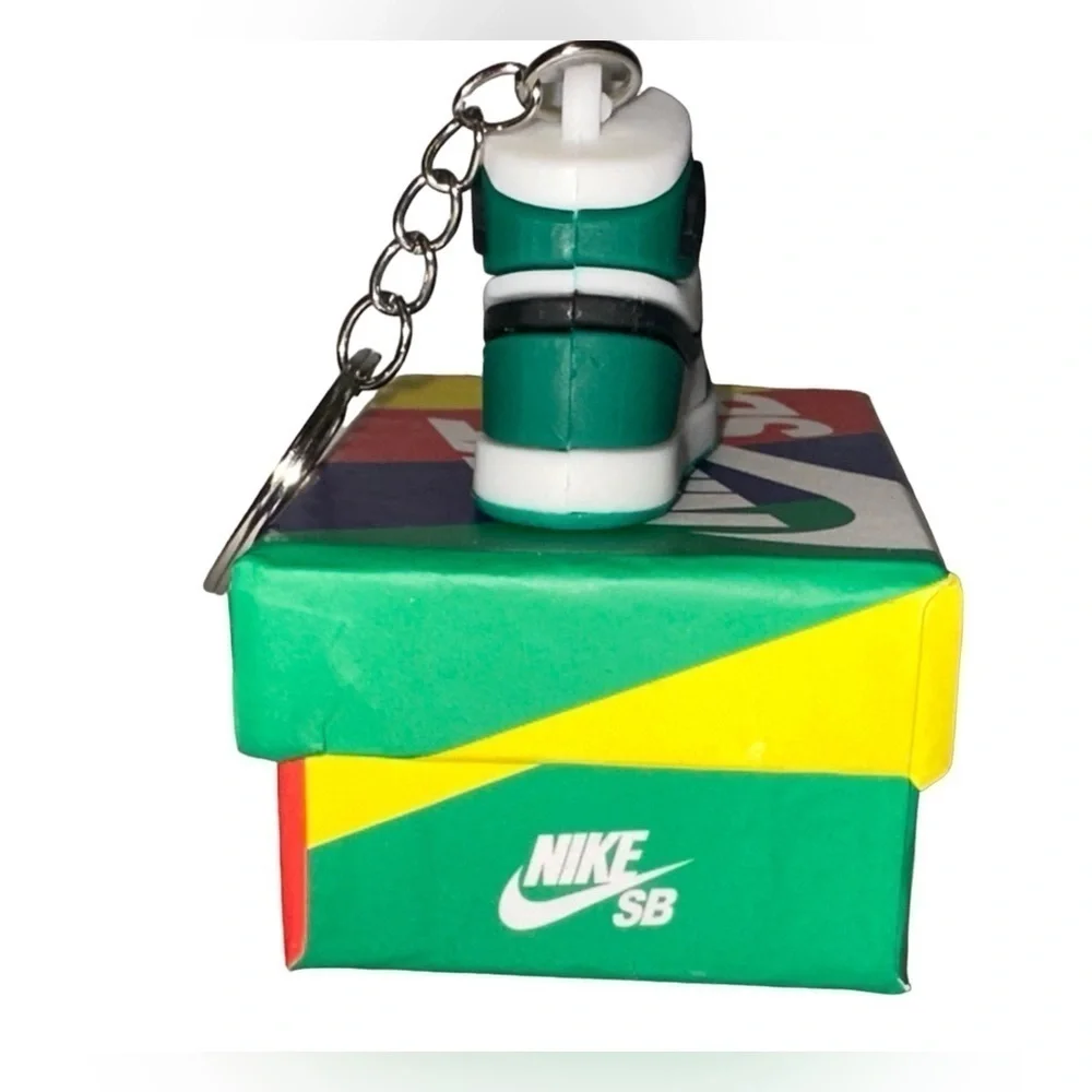 NIKE SB DUNK LOW PRO QS Green/White/Black Key Chain Box Included